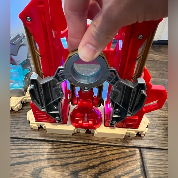 Playskool Heroes Iron Man Armour-Up Fortress - Picture 12 of 16